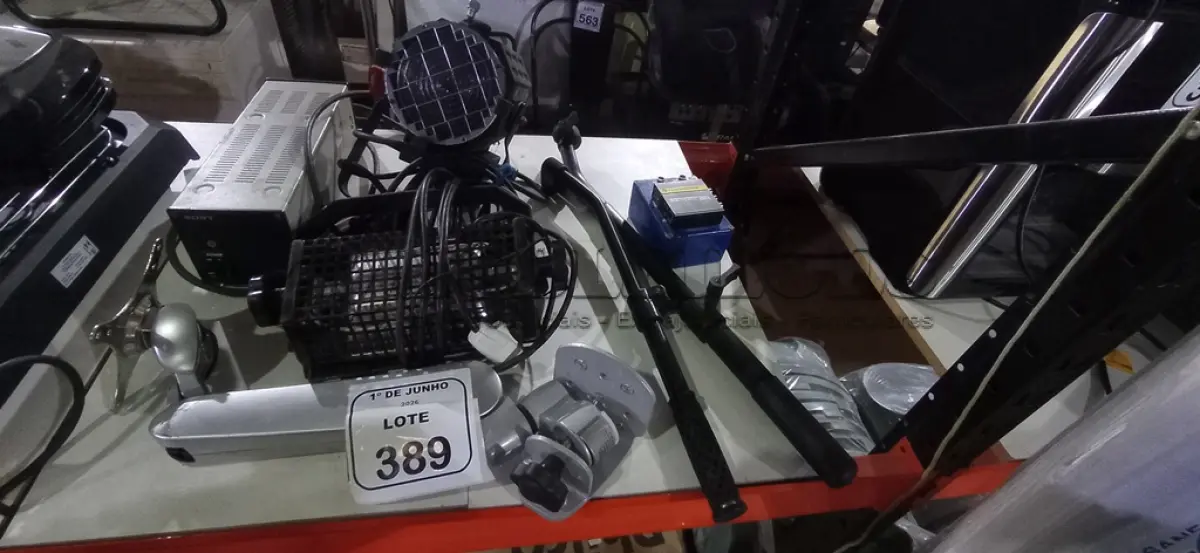 LOTE 389 - 02 LUMINÁRIAS PARA ESTÚDIO, 01 CÂMERA ADAPTOR MODELO CMA-8A MARCA SONY, 01 SUPORTE PARA MONITOR E PEÇAS VARIADAS. (NO ESTADO) ATENÇÃO! FAZER A VISITAÇÃO ANTES DE ARREMATAR, NÃO SABEMOS SE FUNCIONA, LEILÃO NÃO TEM GARANTIA E NEM DEVOLUÇÃO, SUJEITO A POSSÍVEIS AVARIAS VISÍVEIS/OCULTAS E/OU AUSÊNCIA DE COMPONENTES.