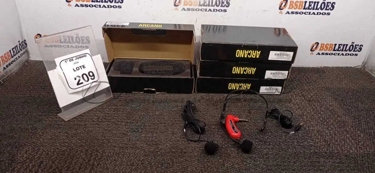LOTE 209 - 04 MICROFONES AURICULAR COM MICROFONE DE LAPELA MODELO LA500 MARCA ARCANO. (NO ESTADO) ATENÇÃO! FAZER A VISITAÇÃO ANTES DE ARREMATAR, NÃO SABEMOS SE FUNCIONA, LEILÃO NÃO TEM GARANTIA E NEM DEVOLUÇÃO, SUJEITO A POSSÍVEIS AVARIAS VISÍVEIS/OCULTAS E/OU AUSÊNCIA DE COMPONENTES.