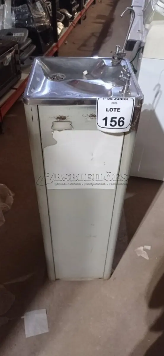 LOTE 156 - 01 BEBEDOURO REFRIGERADO. (NO ESTADO) ATENÇÃO! FAZER A VISITAÇÃO ANTES DE ARREMATAR, NÃO SABEMOS SE FUNCIONA, LEILÃO NÃO TEM GARANTIA E NEM DEVOLUÇÃO, SUJEITO A POSSÍVEIS AVARIAS VISÍVEIS/OCULTAS E/OU AUSÊNCIA DE COMPONENTES.