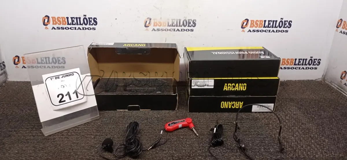 LOTE 211 - 04 MICROFONES AURICULAR COM MICROFONE DE LAPELA MODELO LA500 MARCA ARCANO. (NO ESTADO) ATENÇÃO! FAZER A VISITAÇÃO ANTES DE ARREMATAR, NÃO SABEMOS SE FUNCIONA, LEILÃO NÃO TEM GARANTIA E NEM DEVOLUÇÃO, SUJEITO A POSSÍVEIS AVARIAS VISÍVEIS/OCULTAS E/OU AUSÊNCIA DE COMPONENTES.