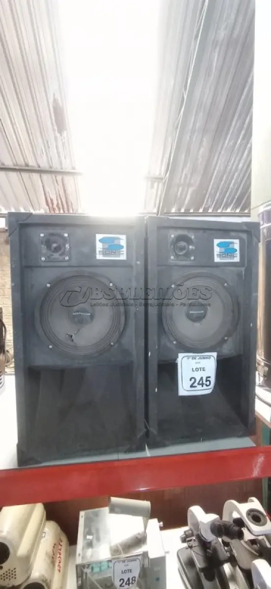 LOTE 245 - 02 CAIXAS DE SOM COM ALTO FALANTES. (NO ESTADO) ATENÇÃO! FAZER A VISITAÇÃO ANTES DE ARREMATAR, NÃO SABEMOS SE FUNCIONA, LEILÃO NÃO TEM GARANTIA E NEM DEVOLUÇÃO, SUJEITO A POSSÍVEIS AVARIAS VISÍVEIS/OCULTAS E/OU AUSÊNCIA DE COMPONENTES.
