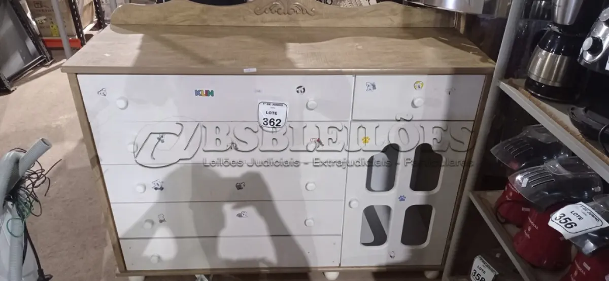 LOTE 362 - 01 CÔMODA INFANTIL EM MADEIRA COM 06 GAVETAS E 01 PORTA. (NO ESTADO) ATENÇÃO! FAZER A VISITAÇÃO ANTES DE ARREMATAR, NÃO SABEMOS SE FUNCIONA, LEILÃO NÃO TEM GARANTIA E NEM DEVOLUÇÃO, SUJEITO A POSSÍVEIS AVARIAS VISÍVEIS/OCULTAS E/OU AUSÊNCIA DE COMPONENTES.