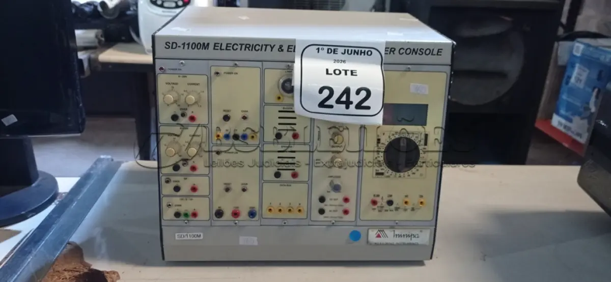 LOTE 242 - 01 CONSOLE DE TREINAMENTO DIDÁTICO DE ELETRICIDADE MODELO SD-1100M MARCA MINIPA. (NO ESTADO) ATENÇÃO! FAZER A VISITAÇÃO ANTES DE ARREMATAR, NÃO SABEMOS SE FUNCIONA, LEILÃO NÃO TEM GARANTIA E NEM DEVOLUÇÃO, SUJEITO A POSSÍVEIS AVARIAS VISÍVEIS/OCULTAS E/OU AUSÊNCIA DE COMPONENTES.