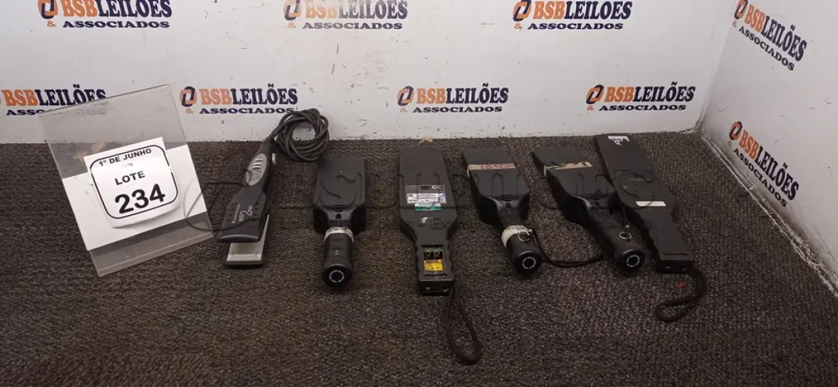 LOTE 234 - 05 DETECTORES DE METAL DE MARCAS E MODELOS DIVERSOS E 01 PRANCHA DE CABELO. (NO ESTADO) ATENÇÃO! FAZER A VISITAÇÃO ANTES DE ARREMATAR, NÃO SABEMOS SE FUNCIONA, LEILÃO NÃO TEM GARANTIA E NEM DEVOLUÇÃO, SUJEITO A POSSÍVEIS AVARIAS VISÍVEIS/OCULTAS E/OU AUSÊNCIA DE COMPONENTES.