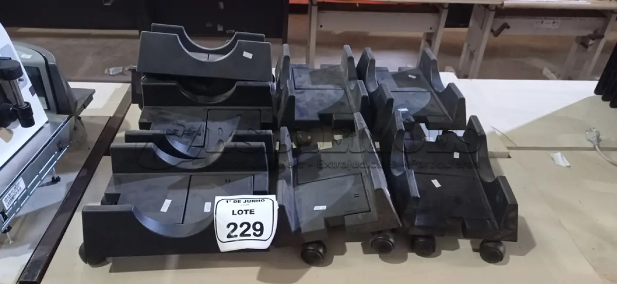 LOTE 229 - 08 SUPORTES PARA CPU COM RODINHAS. (NO ESTADO) ATENÇÃO! FAZER A VISITAÇÃO ANTES DE ARREMATAR, NÃO SABEMOS SE FUNCIONA, LEILÃO NÃO TEM GARANTIA E NEM DEVOLUÇÃO, SUJEITO A POSSÍVEIS AVARIAS VISÍVEIS/OCULTAS E/OU AUSÊNCIA DE COMPONENTES.