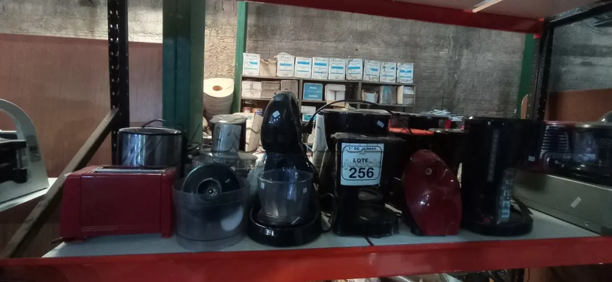 LOTE 256 - 02 SANDUICHEIRAS ELÉTRICAS, 01 TORRADEIRA, 07 CAFETEIRAS, 01 MÁQUINA DE FAZER SUCO, 01 BATEDEIRA INCOMPLETA E VÁRIOS ACESSÓRIOS DE ELETRODOMÉSTICOS DIVERSOS. (NO ESTADO) ATENÇÃO! FAZER A VISITAÇÃO ANTES DE ARREMATAR, NÃO SABEMOS SE FUNCIONA, LEILÃO NÃO TEM GARANTIA E NEM DEVOLUÇÃO, SUJEITO A POSSÍVEIS AVARIAS VISÍVEIS/OCULTAS E/OU AUSÊNCIA DE COMPONENTES.