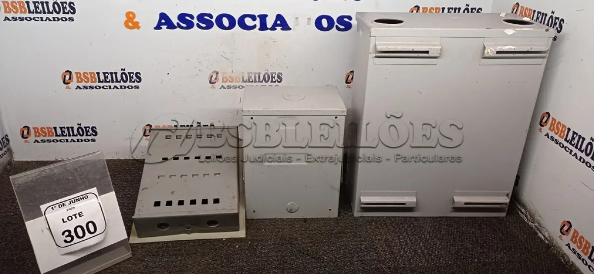 LOTE 300 - 03 CAIXAS DE ENERGIA DE MODELOS E TAMANHOS DIVERSOS. (NO ESTADO) ATENÇÃO! FAZER A VISITAÇÃO ANTES DE ARREMATAR, NÃO SABEMOS SE FUNCIONA, LEILÃO NÃO TEM GARANTIA E NEM DEVOLUÇÃO, SUJEITO A POSSÍVEIS AVARIAS VISÍVEIS/OCULTAS E/OU AUSÊNCIA DE COMPONENTES.