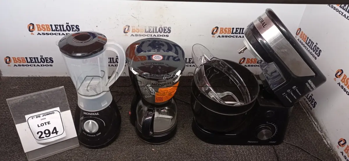 LOTE 294 - 01 BATEDEIRA PLANETÁRIA 220V MARCA MONDIAL, 01 CAFETEIRA 220V MARCA MONDIAL E 01 LIQUIDIFICADOR 220V MARCA MONDIAL. (NO ESTADO) ATENÇÃO! FAZER A VISITAÇÃO ANTES DE ARREMATAR, NÃO SABEMOS SE FUNCIONA, LEILÃO NÃO TEM GARANTIA E NEM DEVOLUÇÃO, SUJEITO A POSSÍVEIS AVARIAS VISÍVEIS/OCULTAS E/OU AUSÊNCIA DE COMPONENTES.