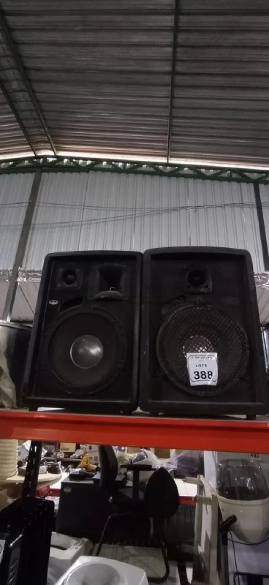 LOTE 388 - 02 CAIXAS DE ALTO FALANTES. (NO ESTADO) ATENÇÃO! FAZER A VISITAÇÃO ANTES DE ARREMATAR, NÃO SABEMOS SE FUNCIONA, LEILÃO NÃO TEM GARANTIA E NEM DEVOLUÇÃO, SUJEITO A POSSÍVEIS AVARIAS VISÍVEIS/OCULTAS E/OU AUSÊNCIA DE COMPONENTES.