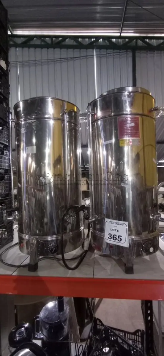 LOTE 365 - 02 CAFETEIRAS INDUSTRIAIS EM INOX. (NO ESTADO) ATENÇÃO! FAZER A VISITAÇÃO ANTES DE ARREMATAR, NÃO SABEMOS SE FUNCIONA, LEILÃO NÃO TEM GARANTIA E NEM DEVOLUÇÃO, SUJEITO A POSSÍVEIS AVARIAS VISÍVEIS/OCULTAS E/OU AUSÊNCIA DE COMPONENTES.