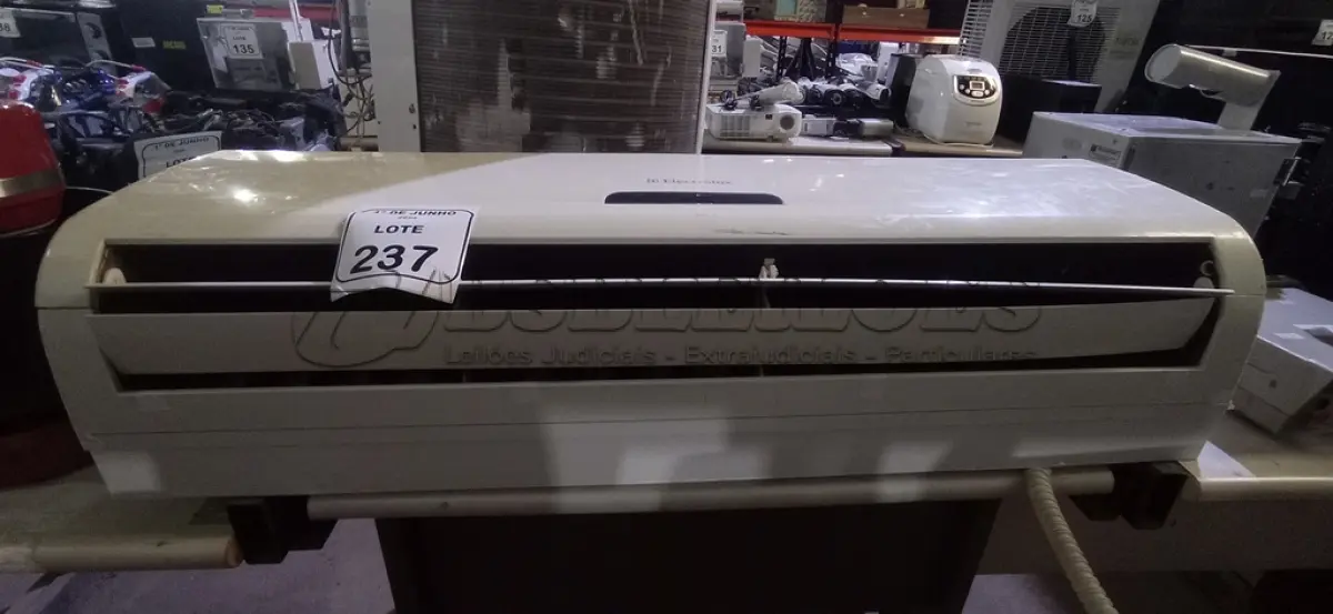 LOTE 237 - 01 CONDENSADORA DE 24.000 BTU/H MARCA CARRIER E 01 EVAPORADORA DE 24.000 BTU/H MARCA ELECTROLUX. (NO ESTADO) ATENÇÃO! FAZER A VISITAÇÃO ANTES DE ARREMATAR, NÃO SABEMOS SE FUNCIONA, LEILÃO NÃO TEM GARANTIA E NEM DEVOLUÇÃO, SUJEITO A POSSÍVEIS AVARIAS VISÍVEIS/OCULTAS E/OU AUSÊNCIA DE COMPONENTES.