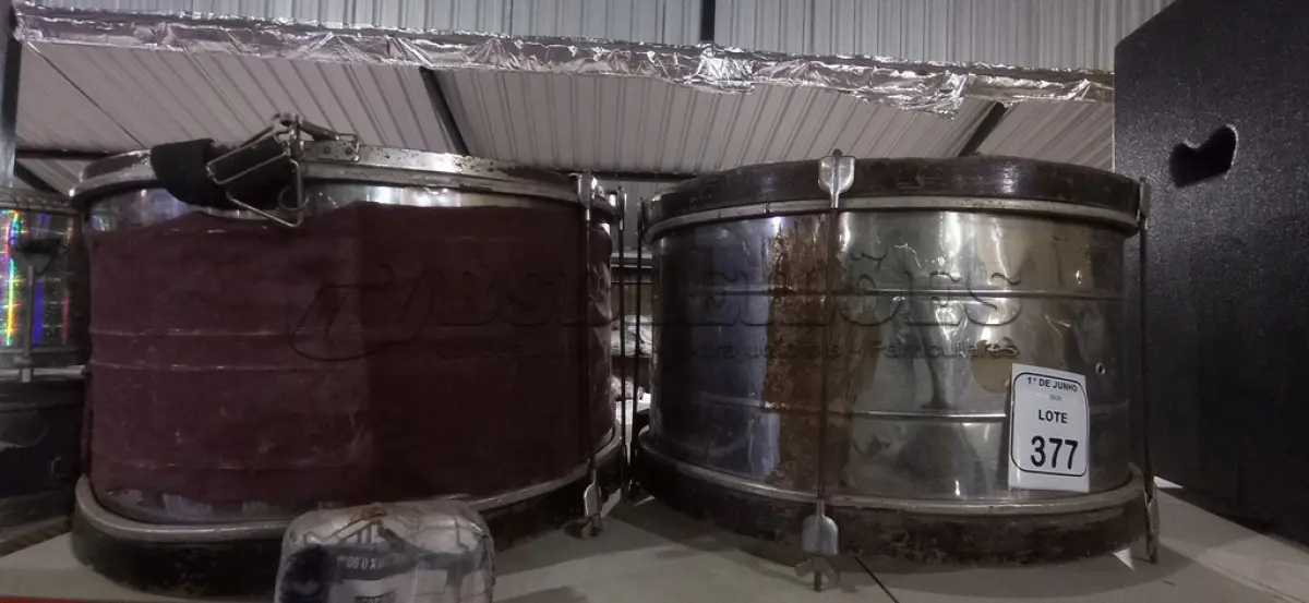 LOTE 377 - 02 TAMBORES PERCUSSIVOS. (NO ESTADO) ATENÇÃO! FAZER A VISITAÇÃO ANTES DE ARREMATAR, NÃO SABEMOS SE FUNCIONA, LEILÃO NÃO TEM GARANTIA E NEM DEVOLUÇÃO, SUJEITO A POSSÍVEIS AVARIAS VISÍVEIS/OCULTAS E/OU AUSÊNCIA DE COMPONENTES.