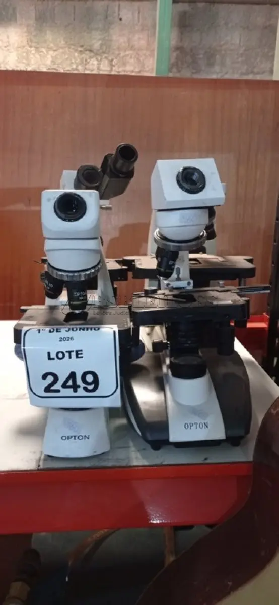 LOTE 249 - 04 MICROSCÓPIOS. (NO ESTADO) ATENÇÃO! FAZER A VISITAÇÃO ANTES DE ARREMATAR, NÃO SABEMOS SE FUNCIONA, LEILÃO NÃO TEM GARANTIA E NEM DEVOLUÇÃO, SUJEITO A POSSÍVEIS AVARIAS VISÍVEIS/OCULTAS E/OU AUSÊNCIA DE COMPONENTES.