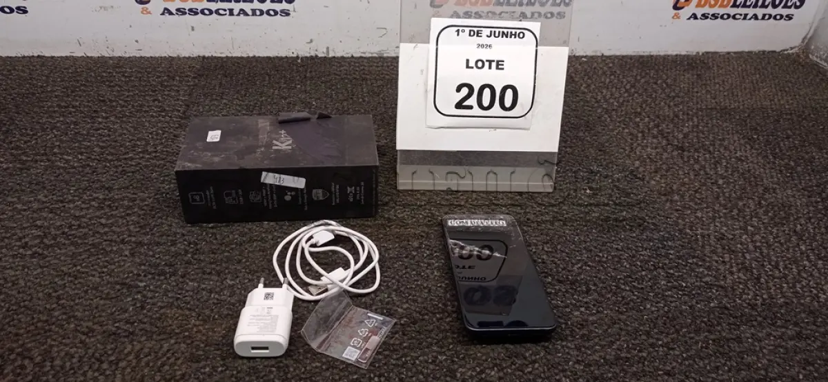 LOTE 200 - 01 SMARTPHONE MODELO K12 MARCA LG. (NO ESTADO) ATENÇÃO! FAZER A VISITAÇÃO ANTES DE ARREMATAR, NÃO SABEMOS SE FUNCIONA, LEILÃO NÃO TEM GARANTIA E NEM DEVOLUÇÃO, SUJEITO A POSSÍVEIS AVARIAS VISÍVEIS/OCULTAS E/OU AUSÊNCIA DE COMPONENTES.