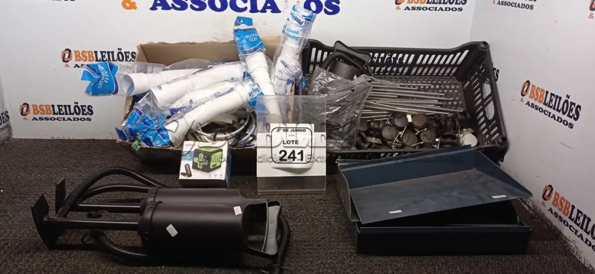 LOTE 241 - 03 BOMBAS DE AR MANUAL, 05 CÂMERAS DE MONITORAMENTO MARCA SAMSUNG, 08 TUBOS EXTENSIVOS FLEX, 01 MINI NÍVEL A LASER, 03 PRATELEIRAS DE METAL E VÁRIAS RODINHAS PARA MÓVEIS. (NO ESTADO) ATENÇÃO! FAZER A VISITAÇÃO ANTES DE ARREMATAR, NÃO SABEMOS SE FUNCIONA, LEILÃO NÃO TEM GARANTIA E NEM DEVOLUÇÃO, SUJEITO A POSSÍVEIS AVARIAS VISÍVEIS/OCULTAS E/OU AUSÊNCIA DE COMPONENTES.