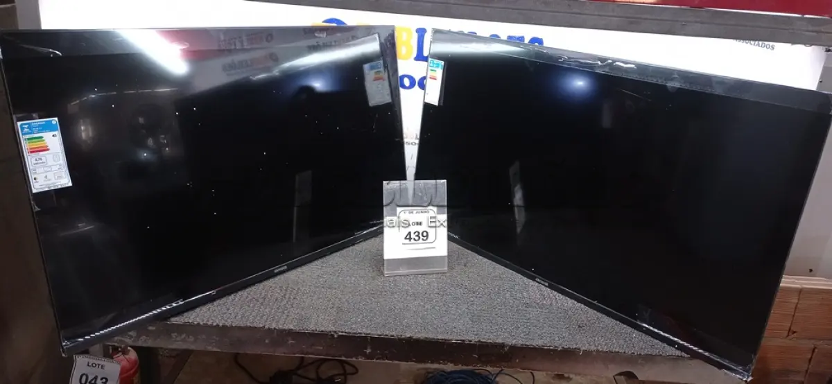LOTE 439 - 02 TVS 43’’ MARCA AIWA. (NO ESTADO) ATENÇÃO! FAZER A VISITAÇÃO ANTES DE ARREMATAR, NÃO SABEMOS SE FUNCIONA, LEILÃO NÃO TEM GARANTIA E NEM DEVOLUÇÃO, SUJEITO A POSSÍVEIS AVARIAS VISÍVEIS/OCULTAS E/OU AUSÊNCIA DE COMPONENTES.