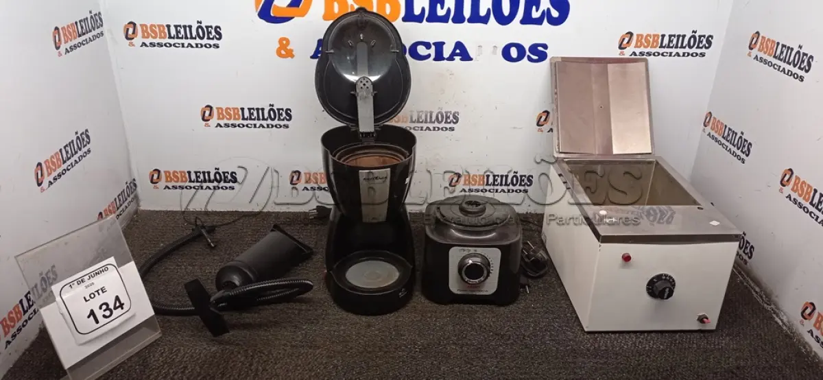 LOTE 134 - 01 DERRETEDEIRA DE CHOCOLATE MULTIUSO, 01 BASE DE LIQUIDIFICADOR ARNO 1000VA, 01 CAFETEIRA BRITÂNIA  E BOMBA DE AR MANUAL. (NO ESTADO) ATENÇÃO! FAZER A VISITAÇÃO ANTES DE ARREMATAR, NÃO SABEMOS SE FUNCIONA, LEILÃO NÃO TEM GARANTIA E NEM DEVOLUÇÃO, SUJEITO A POSSÍVEIS AVARIAS VISÍVEIS/OCULTAS E/OU AUSÊNCIA DE COMPONENTES.