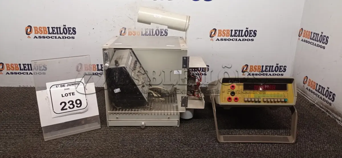 LOTE 239 - 01 MULTÍMETRO ANALÓGICOS MODELO MDM-8145 MARCA MINPA E 01 CAIXA DE CONDICIONAMENTO ANIMAL MODELO EP-102 COM PAINEL DE CONTROLE MODELO CS 0199 110V. (NO ESTADO) ATENÇÃO! FAZER A VISITAÇÃO ANTES DE ARREMATAR, NÃO SABEMOS SE FUNCIONA, LEILÃO NÃO TEM GARANTIA E NEM DEVOLUÇÃO, SUJEITO A POSSÍVEIS AVARIAS VISÍVEIS/OCULTAS E/OU AUSÊNCIA DE COMPONENTES.