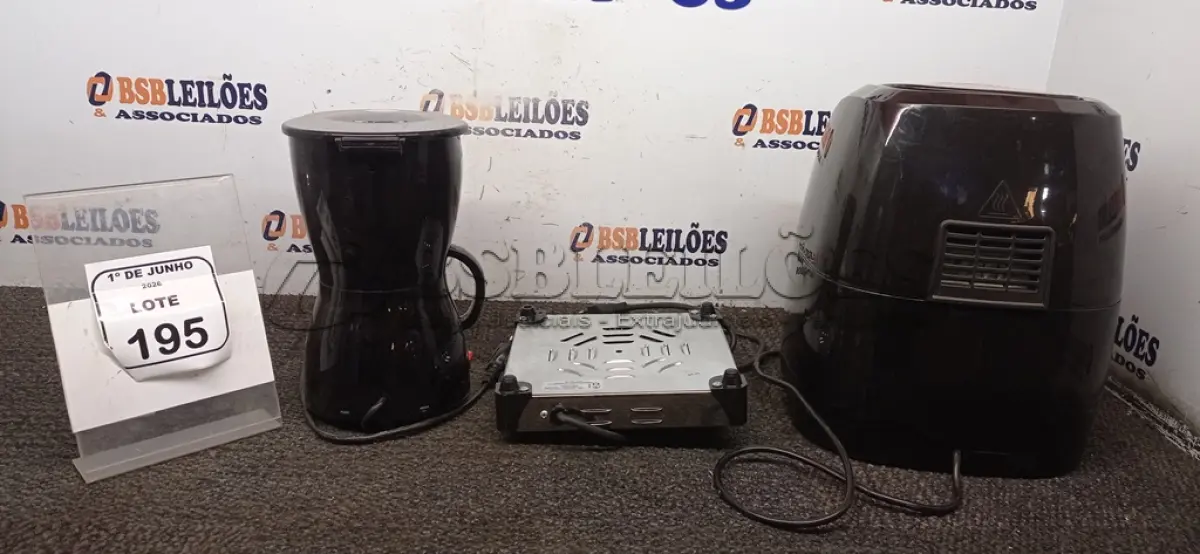 LOTE 195 - 01 AIR FRYER DE 5L 220V MARCA MONDIAL, 01 CAFETEIRA 220V MARCA MONDIAL E 01 FOGÃO PORTATIL DE 01 BOCA 220V MARCA MONDIAL’. (NO ESTADO) ATENÇÃO! FAZER A VISITAÇÃO ANTES DE ARREMATAR, NÃO SABEMOS SE FUNCIONA, LEILÃO NÃO TEM GARANTIA E NEM DEVOLUÇÃO, SUJEITO A POSSÍVEIS AVARIAS VISÍVEIS/OCULTAS E/OU AUSÊNCIA DE COMPONENTES.