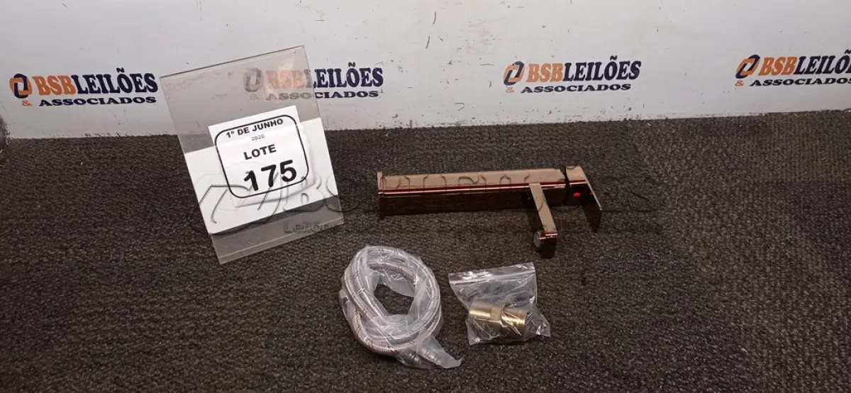 LOTE 175 - 01 TORNEIRA MISTURADOR MARCA PRIZI COM ACESSÓRIOS. (NO ESTADO) ATENÇÃO! FAZER A VISITAÇÃO ANTES DE ARREMATAR, NÃO SABEMOS SE FUNCIONA, LEILÃO NÃO TEM GARANTIA E NEM DEVOLUÇÃO, SUJEITO A POSSÍVEIS AVARIAS VISÍVEIS/OCULTAS E/OU AUSÊNCIA DE COMPONENTES.
