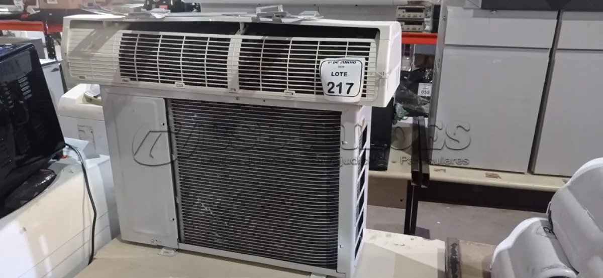 LOTE 217 - 01 AR CONDICIONADO DE 12.000 BTU/H MARCA LG. (NO ESTADO) ATENÇÃO! FAZER A VISITAÇÃO ANTES DE ARREMATAR, NÃO SABEMOS SE FUNCIONA, LEILÃO NÃO TEM GARANTIA E NEM DEVOLUÇÃO, SUJEITO A POSSÍVEIS AVARIAS VISÍVEIS/OCULTAS E/OU AUSÊNCIA DE COMPONENTES.