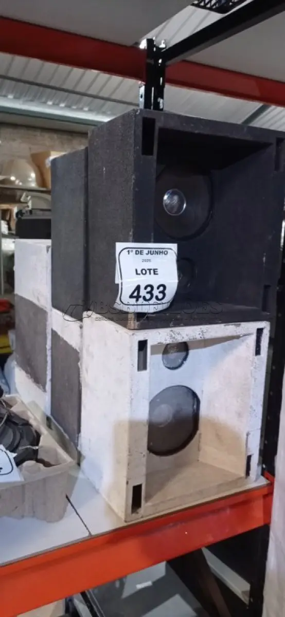 LOTE 433 - 05 CAIXAS DE SOM COM ALTO FALANTES. (NO ESTADO) ATENÇÃO! FAZER A VISITAÇÃO ANTES DE ARREMATAR, NÃO SABEMOS SE FUNCIONA, LEILÃO NÃO TEM GARANTIA E NEM DEVOLUÇÃO, SUJEITO A POSSÍVEIS AVARIAS VISÍVEIS/OCULTAS E/OU AUSÊNCIA DE COMPONENTES.