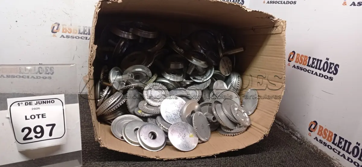 LOTE 297 - 01 CAIXA COM GRANDE QUANTIDADE DE BOCAS DE FOGÃO. (NO ESTADO) ATENÇÃO! FAZER A VISITAÇÃO ANTES DE ARREMATAR, NÃO SABEMOS SE FUNCIONA, LEILÃO NÃO TEM GARANTIA E NEM DEVOLUÇÃO, SUJEITO A POSSÍVEIS AVARIAS VISÍVEIS/OCULTAS E/OU AUSÊNCIA DE COMPONENTES.