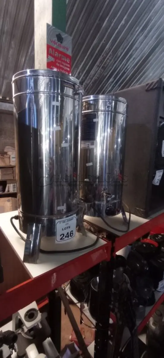 LOTE 246 - 02 CAFETEIRAS INDUSTRIAIS EM INOX. (NO ESTADO) ATENÇÃO! FAZER A VISITAÇÃO ANTES DE ARREMATAR, NÃO SABEMOS SE FUNCIONA, LEILÃO NÃO TEM GARANTIA E NEM DEVOLUÇÃO, SUJEITO A POSSÍVEIS AVARIAS VISÍVEIS/OCULTAS E/OU AUSÊNCIA DE COMPONENTES.