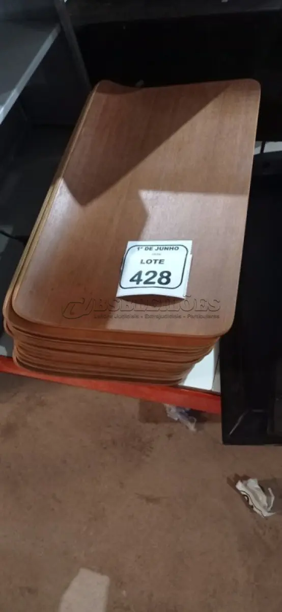LOTE 428 - 20 PLACAS DE MADEIRA. (NO ESTADO) ATENÇÃO! FAZER A VISITAÇÃO ANTES DE ARREMATAR, NÃO SABEMOS SE FUNCIONA, LEILÃO NÃO TEM GARANTIA E NEM DEVOLUÇÃO, SUJEITO A POSSÍVEIS AVARIAS VISÍVEIS/OCULTAS E/OU AUSÊNCIA DE COMPONENTES.