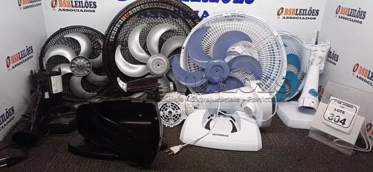 LOTE 304 - 04 VENTILADORES 220V MARCA MONDIAL DESMONTADOS INCOMPLETOS. (NO ESTADO) ATENÇÃO! FAZER A VISITAÇÃO ANTES DE ARREMATAR, NÃO SABEMOS SE FUNCIONA, LEILÃO NÃO TEM GARANTIA E NEM DEVOLUÇÃO, SUJEITO A POSSÍVEIS AVARIAS VISÍVEIS/OCULTAS E/OU AUSÊNCIA DE COMPONENTES.