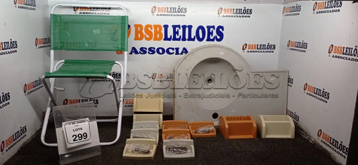 LOTE 299 - 01 PIA, 01 BANCO DOBRÁVEL E VÁRIAS SABONETEIRAS DE PLÁSTICO. (NO ESTADO) ATENÇÃO! FAZER A VISITAÇÃO ANTES DE ARREMATAR, NÃO SABEMOS SE FUNCIONA, LEILÃO NÃO TEM GARANTIA E NEM DEVOLUÇÃO, SUJEITO A POSSÍVEIS AVARIAS VISÍVEIS/OCULTAS E/OU AUSÊNCIA DE COMPONENTES.