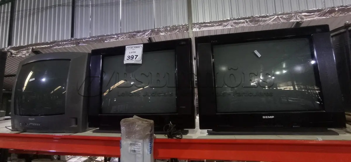 LOTE 397 - 02 TVS DE TUBO MARCA SEMP E 01 TV DE TUBO MARCA PHILIPS. (NO ESTADO) ATENÇÃO! FAZER A VISITAÇÃO ANTES DE ARREMATAR, NÃO SABEMOS SE FUNCIONA, LEILÃO NÃO TEM GARANTIA E NEM DEVOLUÇÃO, SUJEITO A POSSÍVEIS AVARIAS VISÍVEIS/OCULTAS E/OU AUSÊNCIA DE COMPONENTES.