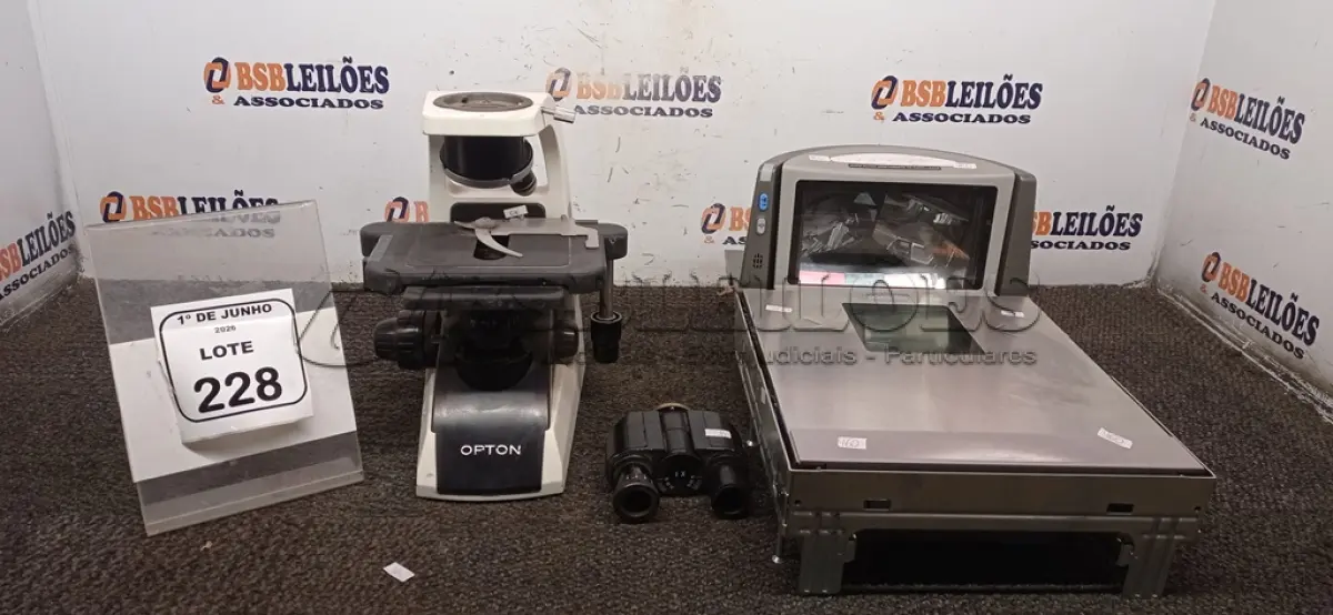 LOTE 228 - 01 MICROSCÓPIO INCOMPLETO E 01 BALANÇA COM LEITOR CHECKOUT MARCA DATALOGIC. (NO ESTADO) ATENÇÃO! FAZER A VISITAÇÃO ANTES DE ARREMATAR, NÃO SABEMOS SE FUNCIONA, LEILÃO NÃO TEM GARANTIA E NEM DEVOLUÇÃO, SUJEITO A POSSÍVEIS AVARIAS VISÍVEIS/OCULTAS E/OU AUSÊNCIA DE COMPONENTES.