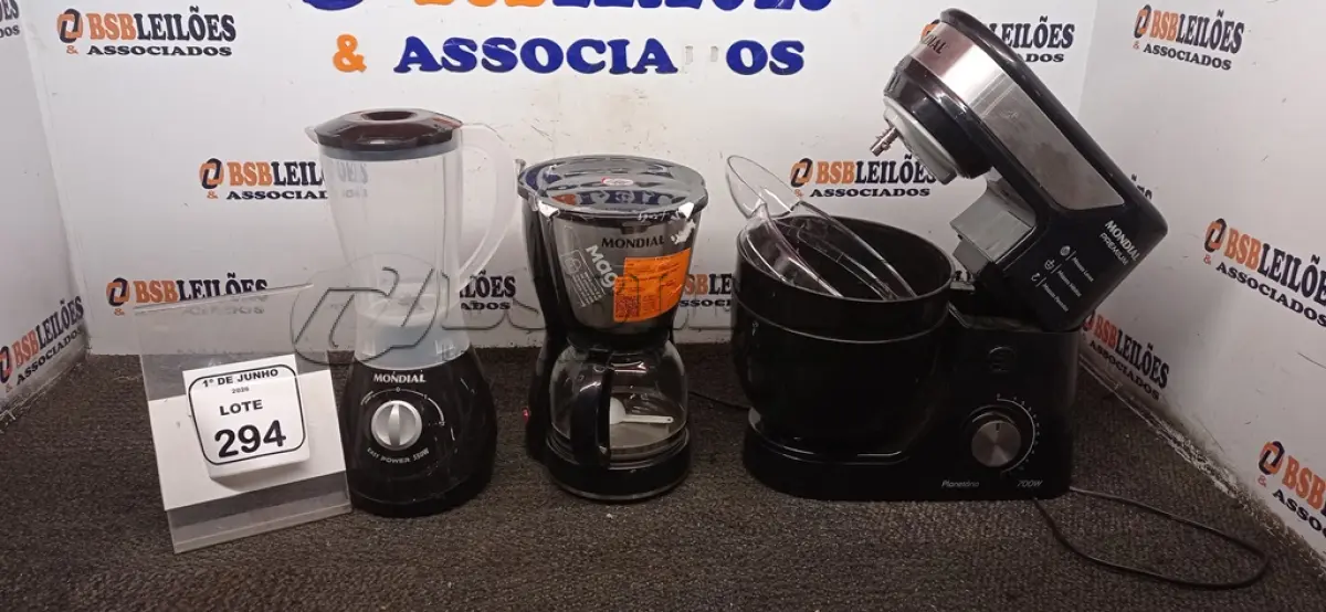 LOTE 294 - 01 BATEDEIRA PLANETÁRIA 220V MARCA MONDIAL, 01 CAFETEIRA 220V MARCA MONDIAL E 01 LIQUIDIFICADOR 220V MARCA MONDIAL. (NO ESTADO) ATENÇÃO! FAZER A VISITAÇÃO ANTES DE ARREMATAR, NÃO SABEMOS SE FUNCIONA, LEILÃO NÃO TEM GARANTIA E NEM DEVOLUÇÃO, SUJEITO A POSSÍVEIS AVARIAS VISÍVEIS/OCULTAS E/OU AUSÊNCIA DE COMPONENTES.