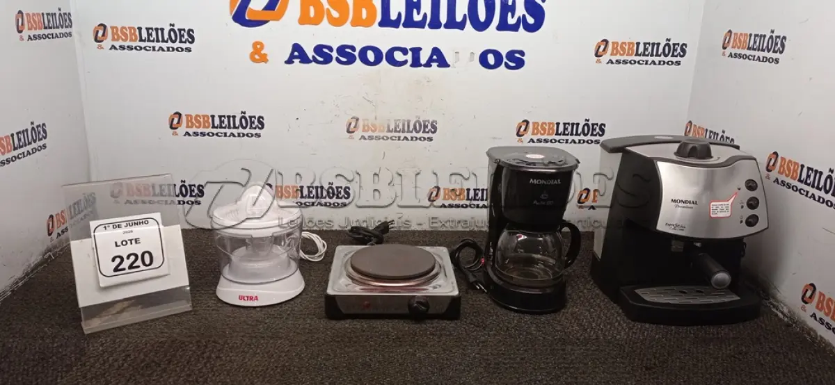 LOTE 220 - 01 MÁQUINA DE CAFÉ EXPRESSO 220V MARCA MONDIAL, 01 CAFETEIRA 220V MARCA MONDIAL, 01 ESPREMEDOR DE FRUTAS MARCA MONDIAL E 01 FOGÃO PORTATIL DE 01 BOCA MARCA MONDIAL. (NO ESTADO) ATENÇÃO! FAZER A VISITAÇÃO ANTES DE ARREMATAR, NÃO SABEMOS SE FUNCIONA, LEILÃO NÃO TEM GARANTIA E NEM DEVOLUÇÃO, SUJEITO A POSSÍVEIS AVARIAS VISÍVEIS/OCULTAS E/OU AUSÊNCIA DE COMPONENTES.