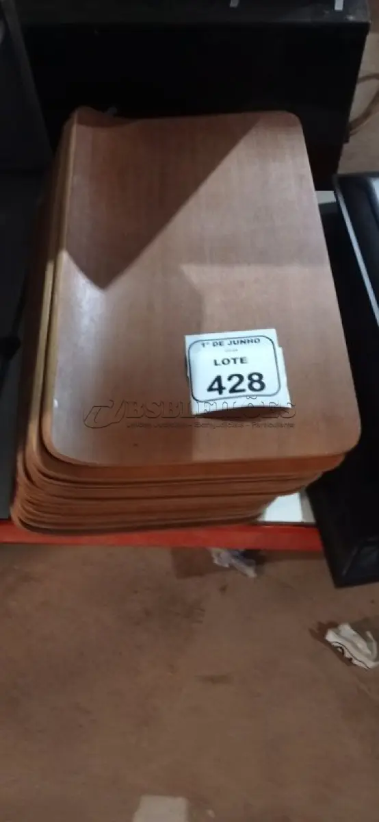 LOTE 428 - 20 PLACAS DE MADEIRA. (NO ESTADO) ATENÇÃO! FAZER A VISITAÇÃO ANTES DE ARREMATAR, NÃO SABEMOS SE FUNCIONA, LEILÃO NÃO TEM GARANTIA E NEM DEVOLUÇÃO, SUJEITO A POSSÍVEIS AVARIAS VISÍVEIS/OCULTAS E/OU AUSÊNCIA DE COMPONENTES.