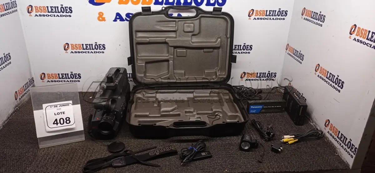LOTE 408 - 01 FILMADORA OMINIMOVIE COM MALETAS E ASSESSÓRIOS MARCA PANASONIC. (NO ESTADO) ATENÇÃO! FAZER A VISITAÇÃO ANTES DE ARREMATAR, NÃO SABEMOS SE FUNCIONA, LEILÃO NÃO TEM GARANTIA E NEM DEVOLUÇÃO, SUJEITO A POSSÍVEIS AVARIAS VISÍVEIS/OCULTAS E/OU AUSÊNCIA DE COMPONENTES.