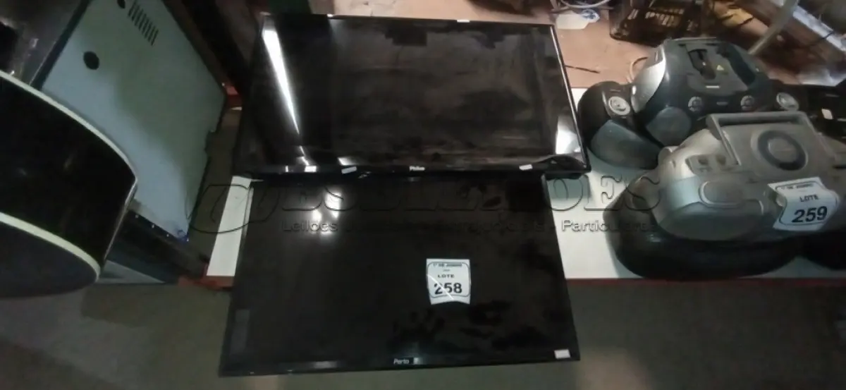 LOTE 258 - 01 TV LDC DE 32’’ MARCA PERTO E 01 TV LCD 39’’ MARCA PHILCO PARA RETIRADA DE PEÇAS. (NO ESTADO) ATENÇÃO! FAZER A VISITAÇÃO ANTES DE ARREMATAR, NÃO SABEMOS SE FUNCIONA, LEILÃO NÃO TEM GARANTIA E NEM DEVOLUÇÃO, SUJEITO A POSSÍVEIS AVARIAS VISÍVEIS/OCULTAS E/OU AUSÊNCIA DE COMPONENTES.