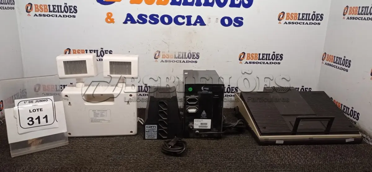 LOTE 311 - 01 MÁQUINA DE ESCREVER, 02 ESTABILIZADORES E 01 LANTERNA DE EMERGÊNCIA. (NO ESTADO) ATENÇÃO! FAZER A VISITAÇÃO ANTES DE ARREMATAR, NÃO SABEMOS SE FUNCIONA, LEILÃO NÃO TEM GARANTIA E NEM DEVOLUÇÃO, SUJEITO A POSSÍVEIS AVARIAS VISÍVEIS/OCULTAS E/OU AUSÊNCIA DE COMPONENTES.