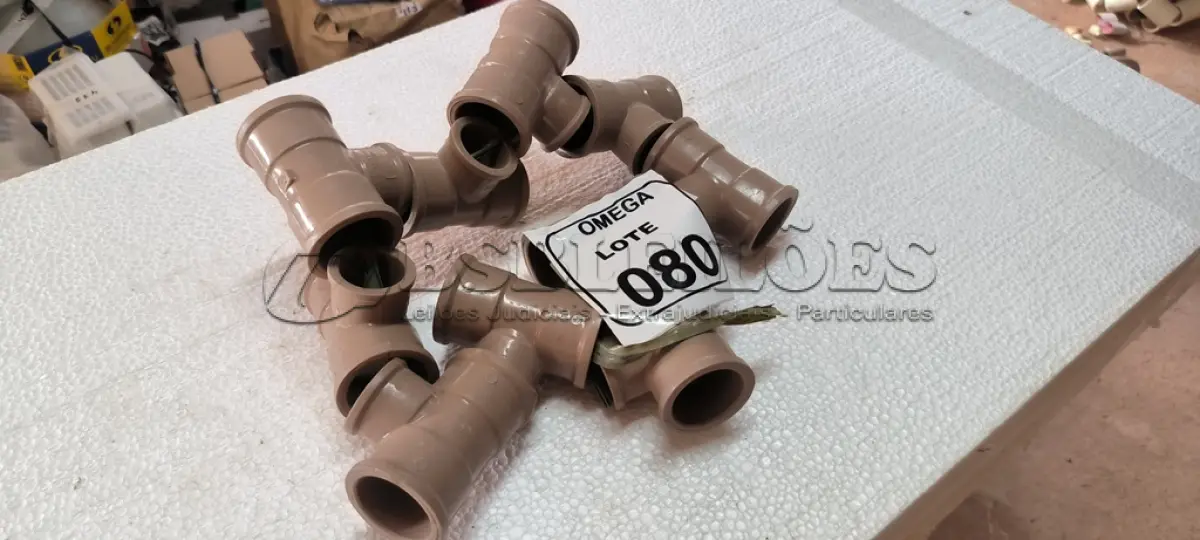 LOTE 080 - 10 TÊS COM REDUÇÃO, SOLD. Ø 40 X 32MM PVC MARROM. (NO ESTADO EM QUE SE ENCONTRA. SUJEITO A AVARIAS OCULTAS/VISÍVEIS.)
