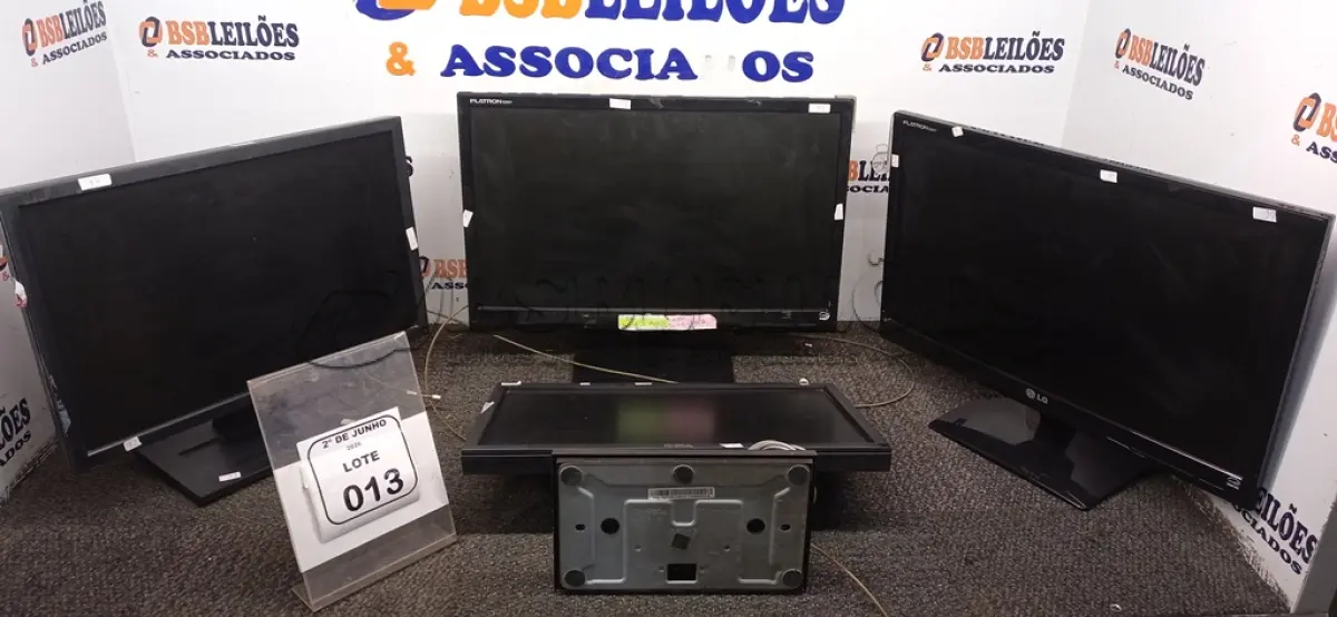 LOTE 013 - 04 MONITORES DE MARCAS E MODELOS DIVERSOS. (NO ESTADO) ATENÇÃO! FAZER A VISITAÇÃO ANTES DE ARREMATAR, NÃO SABEMOS SE FUNCIONA, LEILÃO NÃO TEM GARANTIA E NEM DEVOLUÇÃO, SUJEITO A POSSÍVEIS AVARIAS VISÍVEIS/OCULTAS E/OU AUSÊNCIA DE COMPONENTES.