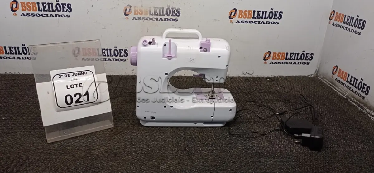LOTE 021 - 01 MÁQUINA DE COSTURA MODELO SM-505A. (NO ESTADO) ATENÇÃO! FAZER A VISITAÇÃO ANTES DE ARREMATAR, NÃO SABEMOS SE FUNCIONA, LEILÃO NÃO TEM GARANTIA E NEM DEVOLUÇÃO, SUJEITO A POSSÍVEIS AVARIAS VISÍVEIS/OCULTAS E/OU AUSÊNCIA DE COMPONENTES.