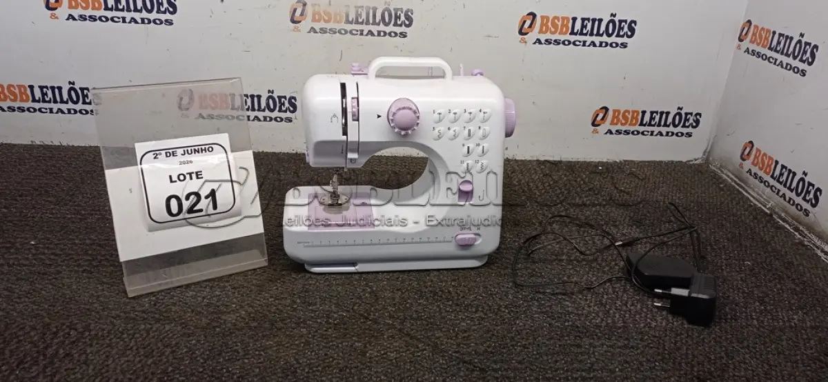 LOTE 021 - 01 MÁQUINA DE COSTURA MODELO SM-505A. (NO ESTADO) ATENÇÃO! FAZER A VISITAÇÃO ANTES DE ARREMATAR, NÃO SABEMOS SE FUNCIONA, LEILÃO NÃO TEM GARANTIA E NEM DEVOLUÇÃO, SUJEITO A POSSÍVEIS AVARIAS VISÍVEIS/OCULTAS E/OU AUSÊNCIA DE COMPONENTES.