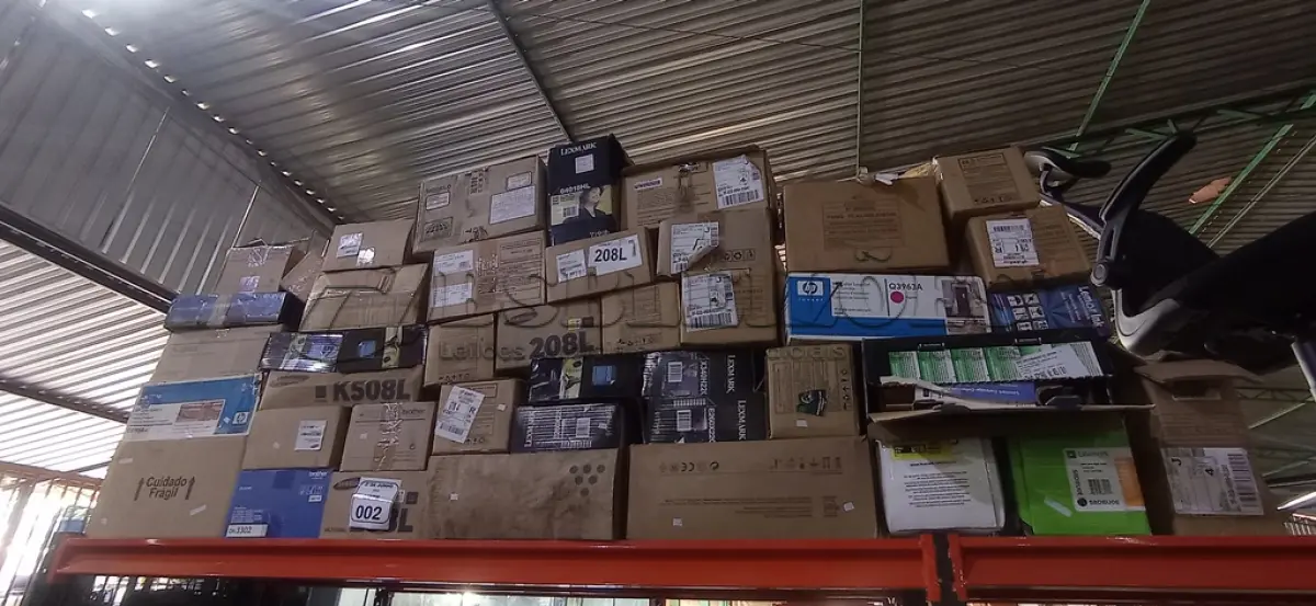 LOTE 002 - 01 LOTE COM GRANDE QUANTIDADE DE TONNERS DE IMPRESSORAS DE MARCAS E MODELOS DIVERSOS. (NO ESTADO) ATENÇÃO! FAZER A VISITAÇÃO ANTES DE ARREMATAR, NÃO SABEMOS SE FUNCIONA, LEILÃO NÃO TEM GARANTIA E NEM DEVOLUÇÃO, SUJEITO A POSSÍVEIS AVARIAS VISÍVEIS/OCULTAS E/OU AUSÊNCIA DE COMPONENTES.