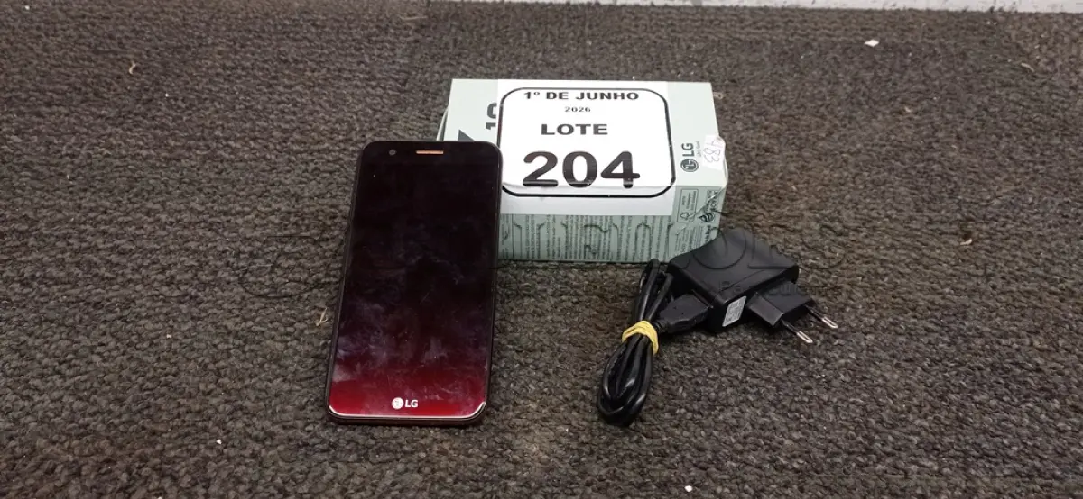 LOTE 204 - 01 SMARTPHONE MODELO K10 MARCA LG COM CARREGADOR. (NO ESTADO) ATENÇÃO! FAZER A VISITAÇÃO ANTES DE ARREMATAR, NÃO SABEMOS SE FUNCIONA, LEILÃO NÃO TEM GARANTIA E NEM DEVOLUÇÃO, SUJEITO A POSSÍVEIS AVARIAS VISÍVEIS/OCULTAS E/OU AUSÊNCIA DE COMPONENTES.