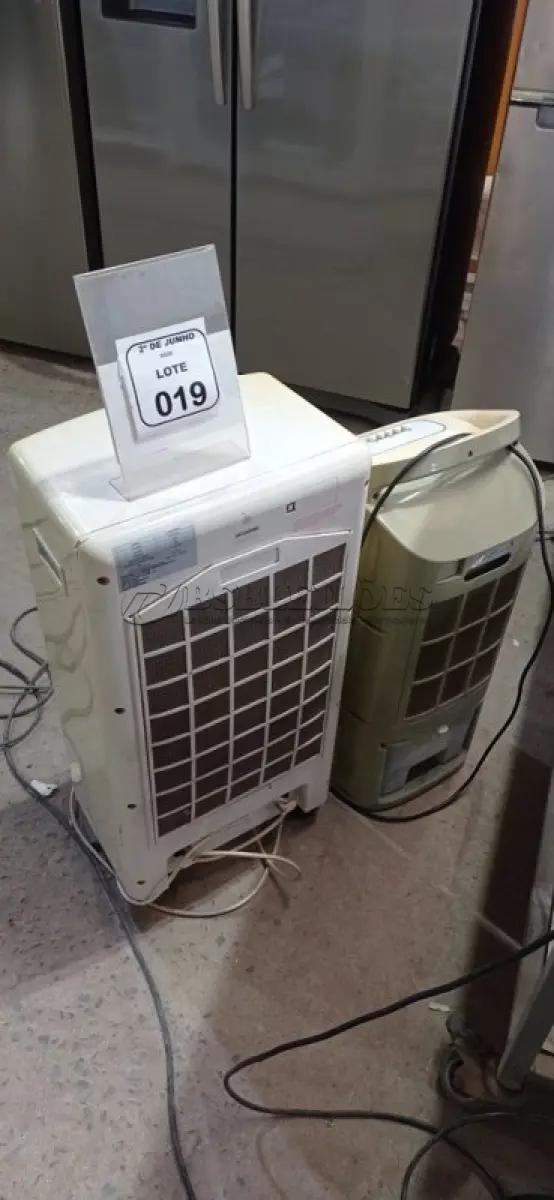 LOTE 019 - 02 CLIMATIZADORES DE AR 220V MARCAS MIDEA E CONSUL. (NO ESTADO) ATENÇÃO! FAZER A VISITAÇÃO ANTES DE ARREMATAR, NÃO SABEMOS SE FUNCIONA, LEILÃO NÃO TEM GARANTIA E NEM DEVOLUÇÃO, SUJEITO A POSSÍVEIS AVARIAS VISÍVEIS/OCULTAS E/OU AUSÊNCIA DE COMPONENTES.