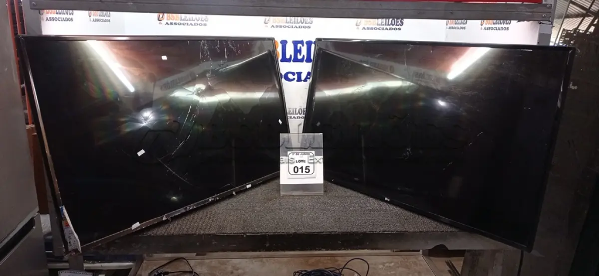 LOTE 015 - 02 TVS 43’’ MARCA LG PARA RETIRADA DE PEÇAS. (NO ESTADO) ATENÇÃO! FAZER A VISITAÇÃO ANTES DE ARREMATAR, NÃO SABEMOS SE FUNCIONA, LEILÃO NÃO TEM GARANTIA E NEM DEVOLUÇÃO, SUJEITO A POSSÍVEIS AVARIAS VISÍVEIS/OCULTAS E/OU AUSÊNCIA DE COMPONENTES.