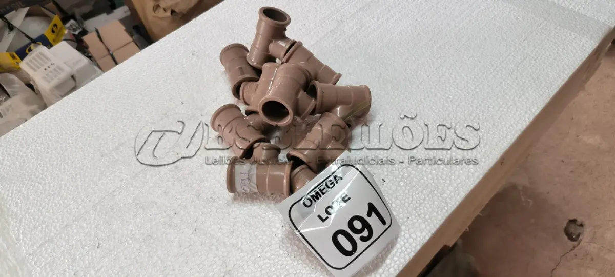 LOTE 091 - 10 TÊS COM REDUÇÃO, SOLD. Ø 32 X 25MM PVC MARROM. (NO ESTADO EM QUE SE ENCONTRA. SUJEITO A AVARIAS OCULTAS/VISÍVEIS.)