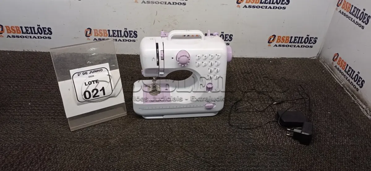LOTE 021 - 01 MÁQUINA DE COSTURA MODELO SM-505A. (NO ESTADO) ATENÇÃO! FAZER A VISITAÇÃO ANTES DE ARREMATAR, NÃO SABEMOS SE FUNCIONA, LEILÃO NÃO TEM GARANTIA E NEM DEVOLUÇÃO, SUJEITO A POSSÍVEIS AVARIAS VISÍVEIS/OCULTAS E/OU AUSÊNCIA DE COMPONENTES.