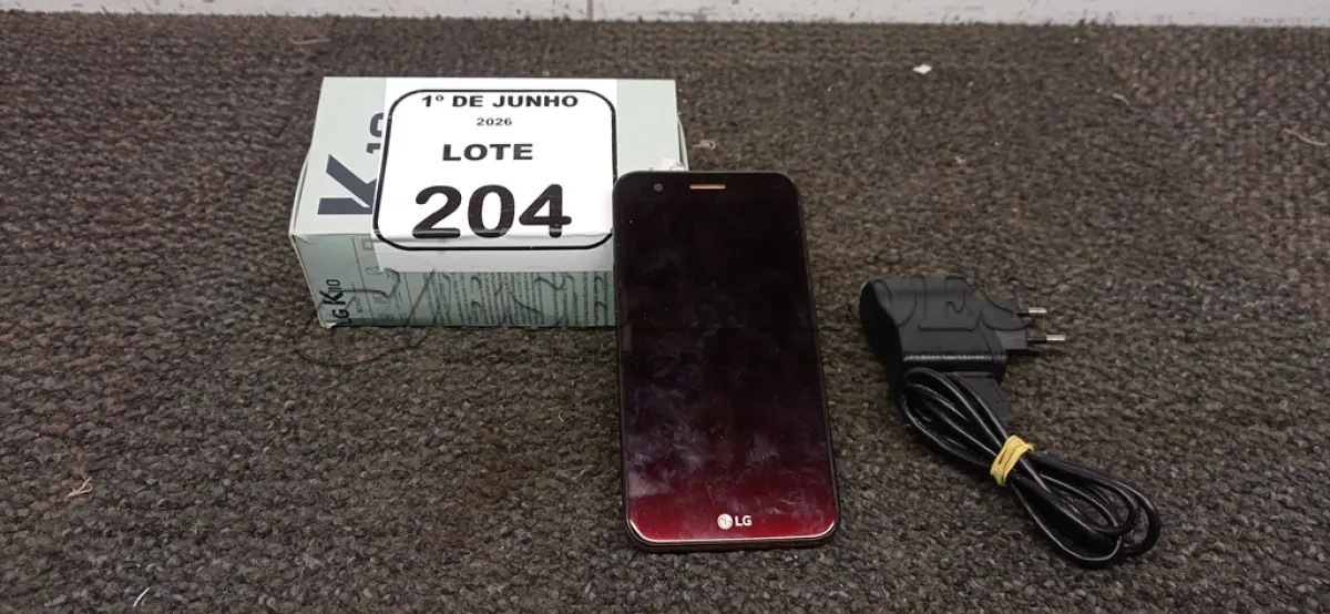 LOTE 204 - 01 SMARTPHONE MODELO K10 MARCA LG COM CARREGADOR. (NO ESTADO) ATENÇÃO! FAZER A VISITAÇÃO ANTES DE ARREMATAR, NÃO SABEMOS SE FUNCIONA, LEILÃO NÃO TEM GARANTIA E NEM DEVOLUÇÃO, SUJEITO A POSSÍVEIS AVARIAS VISÍVEIS/OCULTAS E/OU AUSÊNCIA DE COMPONENTES.